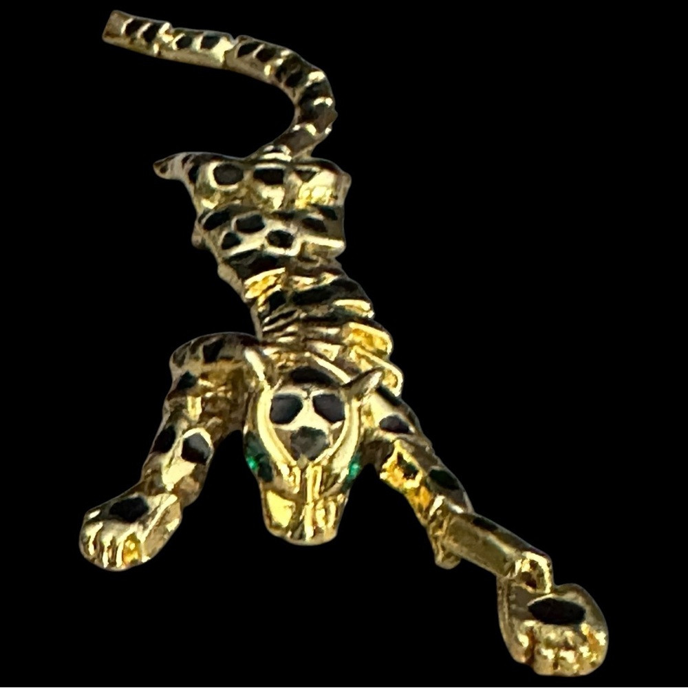 Vintage Leopard Articulated Shoulder Brooch Goldtone Black Enamel Green Eyes - Picture 9 of 15